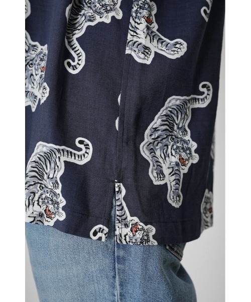 AZUL by moussy(アズールバイマウジー)の「TIGER PATTERN SHIRT/タイガーパターンシャツ(シャツ/ブラウス・メンズ・ブラック系その他/ブルー系その他3・MEDIUM/LARGE)」の9枚目の写真