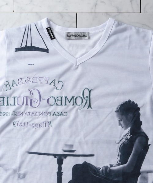 Buffalo Bobs（バッファローボブズ）の「CAFFE&BAR(カフェ＆バー)Vネック プリント Tシャツ（Tシャツ/カットソー・メンズ・ホワイト・2-3/3-4/1-2）」の2枚目の写真