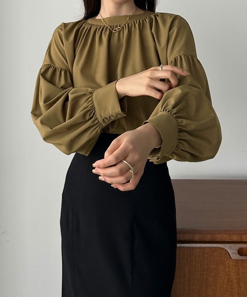 Louere(ルエレ)の「スタンドカラーギャザーブラウス(シャツ/ブラウス・レディース・ブラック/ホワイト/ダークブラウン/ベージュ/クリーム/グレー/キャメル・MEDIUM/SMALL/LARGE/X-LARGE)」の12枚目の写真