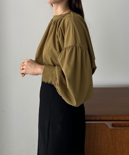 Louere(ルエレ)の「スタンドカラーギャザーブラウス(シャツ/ブラウス・レディース・ブラック/ホワイト/ダークブラウン/ベージュ/クリーム/グレー/キャメル・MEDIUM/SMALL/LARGE/X-LARGE)」の13枚目の写真