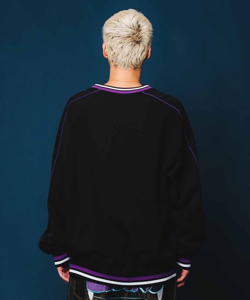 XLARGE（エクストララージ）の「PIPING V NECK SWEAT（スウェット・メンズ・ブラック/オレンジ/グリーン/パープル・M/L/XL/S）」の12枚目の写真