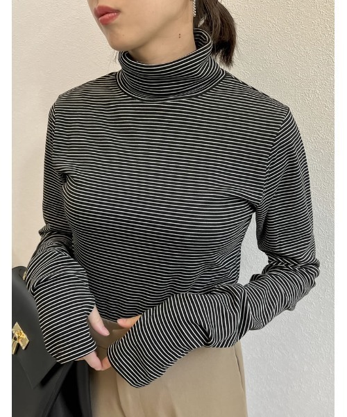 Re:EDIT（リエディ）の「裏起毛細ボーダー指穴タートルネックトップス（その他トップス・レディース・ホワイト×ブラック/ブラック×ホワイト・MEDIUM）」の2枚目の写真