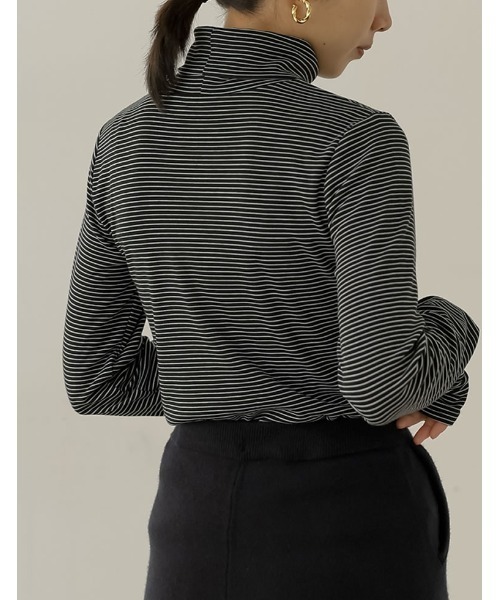 Re:EDIT（リエディ）の「裏起毛細ボーダー指穴タートルネックトップス（その他トップス・レディース・ホワイト×ブラック/ブラック×ホワイト・MEDIUM）」の9枚目の写真