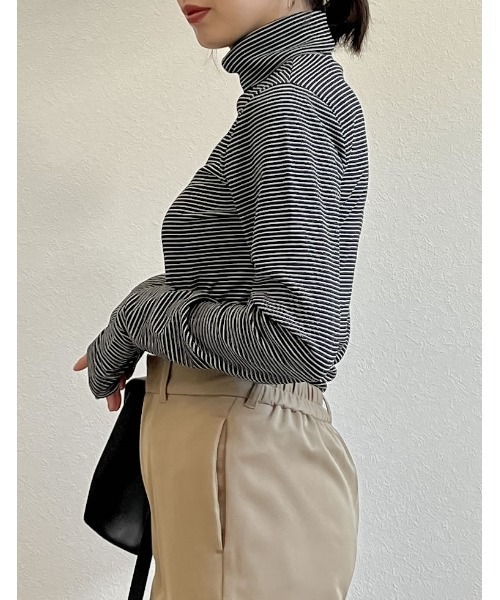 Re:EDIT（リエディ）の「裏起毛細ボーダー指穴タートルネックトップス（その他トップス・レディース・ホワイト×ブラック/ブラック×ホワイト・MEDIUM）」の8枚目の写真