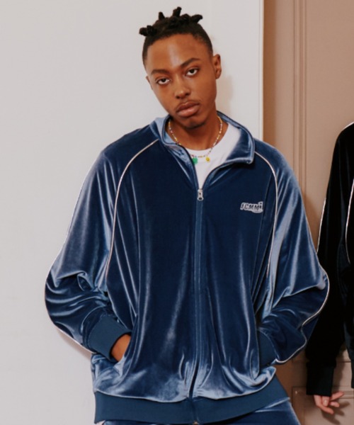 FCMM（エフシーエムエム）の「GRASS FIELD VELVET TRACK JACKET/グラスフィールドベルベットトラックジャケット（その他アウター・メンズ・ブルー/ブラック・MEDIUM/LARGE）」の2枚目の写真