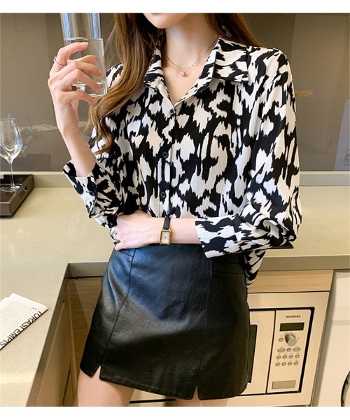 おしゃれスタ（オシャレスタ）の「大人シンプルカジュアルプリントシャツ　コレクション（シャツ/ブラウス・レディース・ブラウン/ピンク/グリーン/ブルー/ホワイト系3/ブラック系1/ブラック系2/ブラック系3/ブラック系4/ブラック系5/ブラック系6/ベージュ/ホワイト系2/レッド/ブラック・S/M/L/XL）」の8枚目の写真
