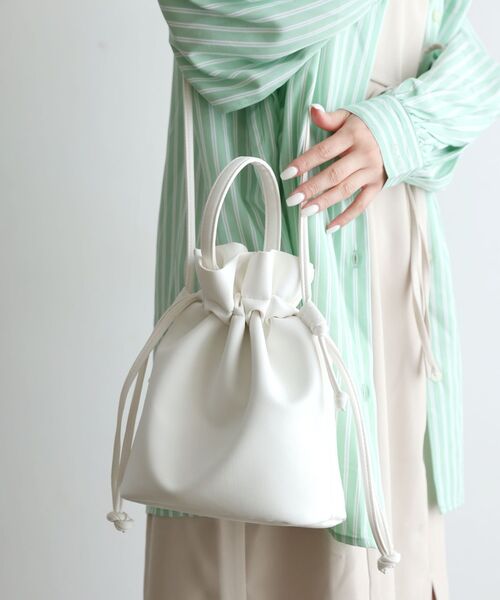 RETRO GIRL（レトロガール）の「巾着2wayショルダー（ショルダーバッグ・レディース・ブラック/ライトベージュ/ダークブルー/イエロー/ホワイト・ONE SIZE）」の2枚目の写真