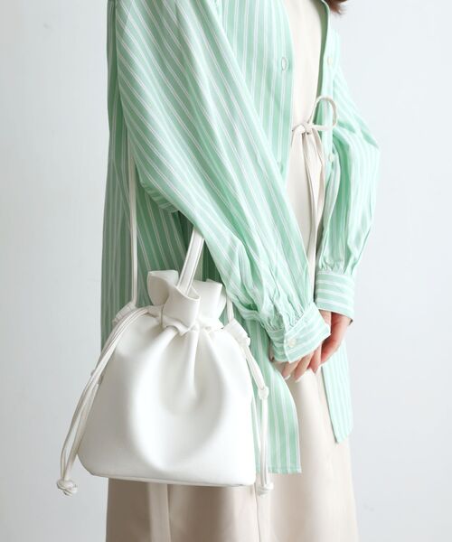 RETRO GIRL（レトロガール）の「巾着2wayショルダー（ショルダーバッグ・レディース・ブラック/ライトベージュ/ダークブルー/イエロー/ホワイト・ONE SIZE）」の7枚目の写真