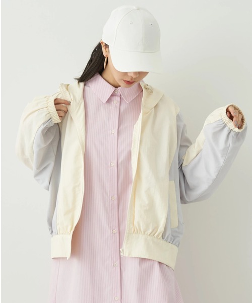 earth music&ecology（アースミュージックアンドエコロジー）の「コクーンギャザー切替ブルゾン（ブルゾン・レディース・アイボリー/サックスブルー/ブルー系・FREE）」の2枚目の写真