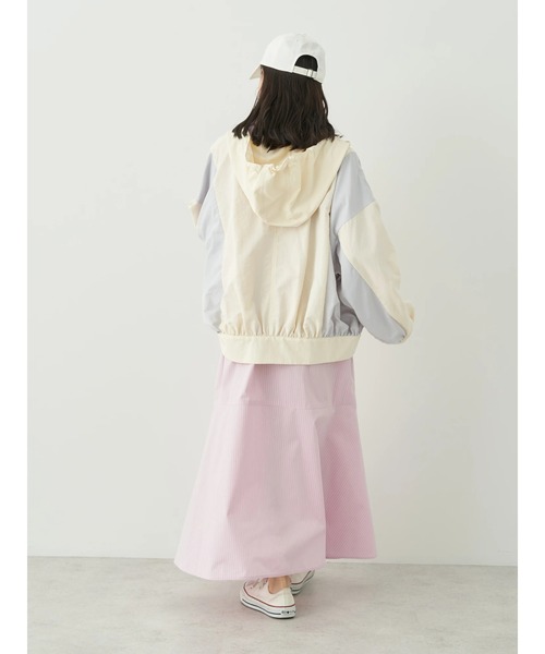 earth music&ecology（アースミュージックアンドエコロジー）の「コクーンギャザー切替ブルゾン（ブルゾン・レディース・アイボリー/サックスブルー/ブルー系・FREE）」の4枚目の写真