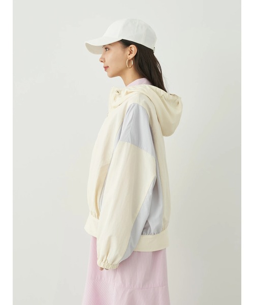 earth music&ecology（アースミュージックアンドエコロジー）の「コクーンギャザー切替ブルゾン（ブルゾン・レディース・アイボリー/サックスブルー/ブルー系・FREE）」の6枚目の写真