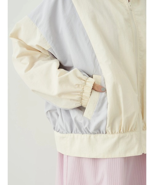 earth music&ecology（アースミュージックアンドエコロジー）の「コクーンギャザー切替ブルゾン（ブルゾン・レディース・アイボリー/サックスブルー/ブルー系・FREE）」の10枚目の写真