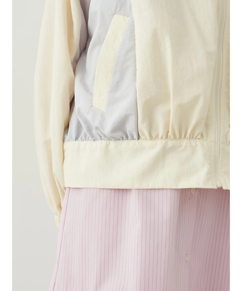 earth music&ecology（アースミュージックアンドエコロジー）の「コクーンギャザー切替ブルゾン（ブルゾン・レディース・アイボリー/サックスブルー/ブルー系・FREE）」の11枚目の写真