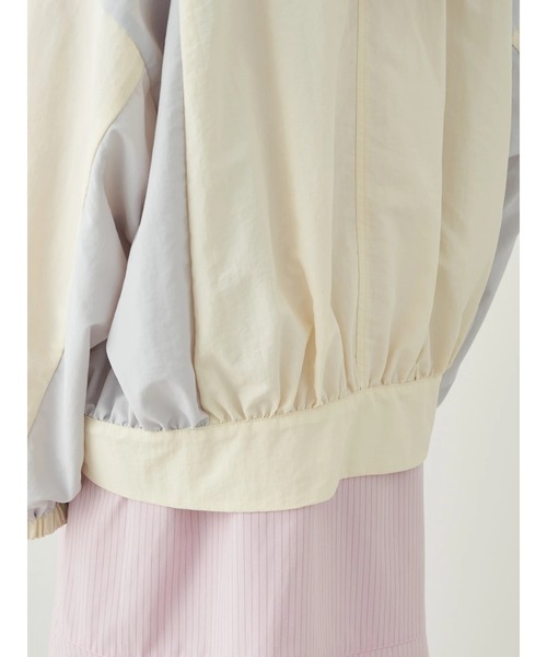 earth music&ecology（アースミュージックアンドエコロジー）の「コクーンギャザー切替ブルゾン（ブルゾン・レディース・アイボリー/サックスブルー/ブルー系・FREE）」の12枚目の写真