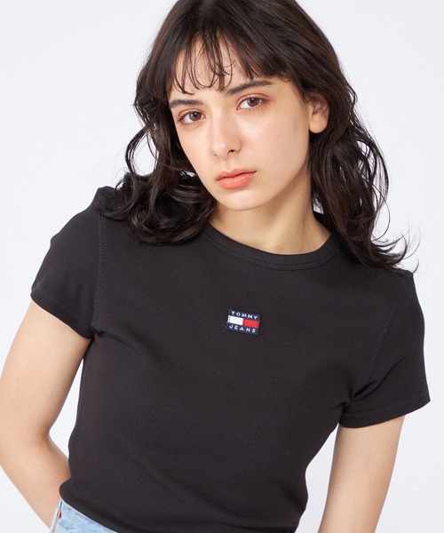 tommy jeans（トミー ジーンズ）の「バッジロゴリブTシャツ（Tシャツ/カットソー・レディース・ホワイト/ブラック/ピンク/グリーン・MEDIUM/LARGE/SMALL/X-SMALL）」の3枚目の写真