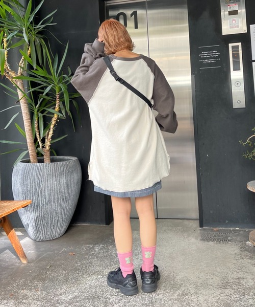 CIAOPANIC(チャオパニック)の「配色ラグランオーバースウェット(スウェット・レディース・チャコールグレー/イエロー/グリーン・FREE)」の4枚目の写真