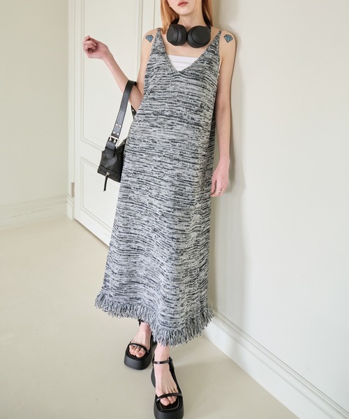 UNE MANSION(ユヌマンション)の「タッセルVネックニットロングワンピース(ワンピース・レディース・ブラウン/グレー・FREE)」の4枚目の写真