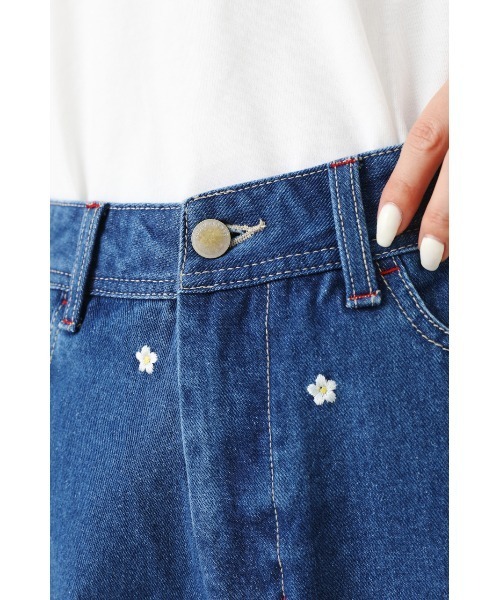 RODEO CROWNS WIDE BOWL（ロデオクラウンズワイドボウル）の「Flower embroideryペインターパンツ（デニムパンツ・レディース・ブルー/ワンウォッシュ・SMALL/MEDIUM）」の6枚目の写真