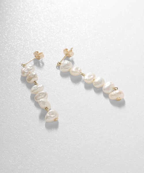 COCOSHNIK(ココシュニック)の「K10バロックパールランダム スタッドピアス小(ピアス(両耳用)・レディース・シルバー系・00)」の3枚目の写真