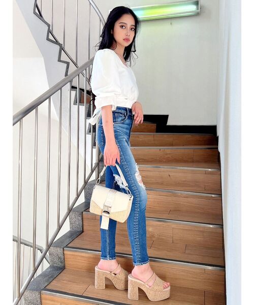 GYDA（ジェイダ）の「ハイウエストニーボールドダメージスキニーデニムパンツ（デニムパンツ・レディース・ライトブルー/ブルー・SMALL/X-SMALL/MEDIUM）」の13枚目の写真