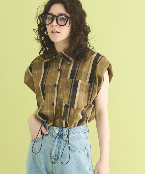 THE YOn（ザヨン）の「ショルダーパットスリーブドロストヘムチェックシャツ（シャツ/ブラウス・レディース・ベージュ/ネイビー・FREE）」の2枚目の写真