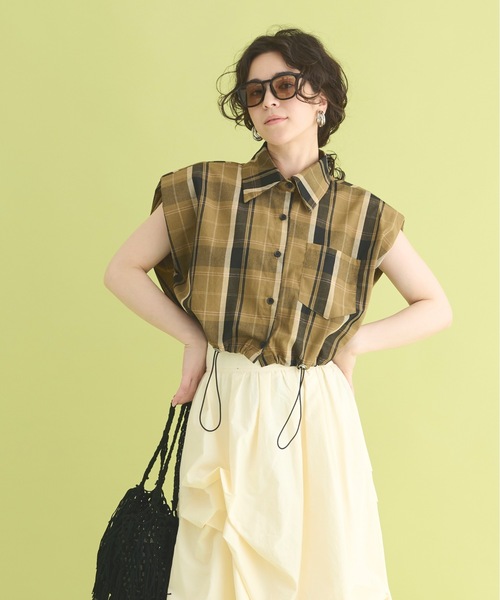 THE YOn（ザヨン）の「ショルダーパットスリーブドロストヘムチェックシャツ（シャツ/ブラウス・レディース・ベージュ/ネイビー・FREE）」の7枚目の写真