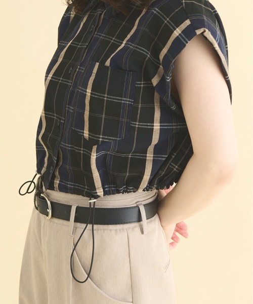 THE YOn（ザヨン）の「ショルダーパットスリーブドロストヘムチェックシャツ（シャツ/ブラウス・レディース・ベージュ/ネイビー・FREE）」の8枚目の写真