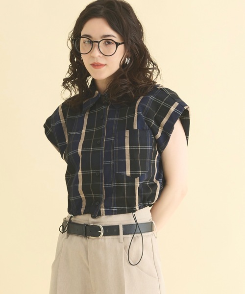 THE YOn（ザヨン）の「ショルダーパットスリーブドロストヘムチェックシャツ（シャツ/ブラウス・レディース・ベージュ/ネイビー・FREE）」の15枚目の写真