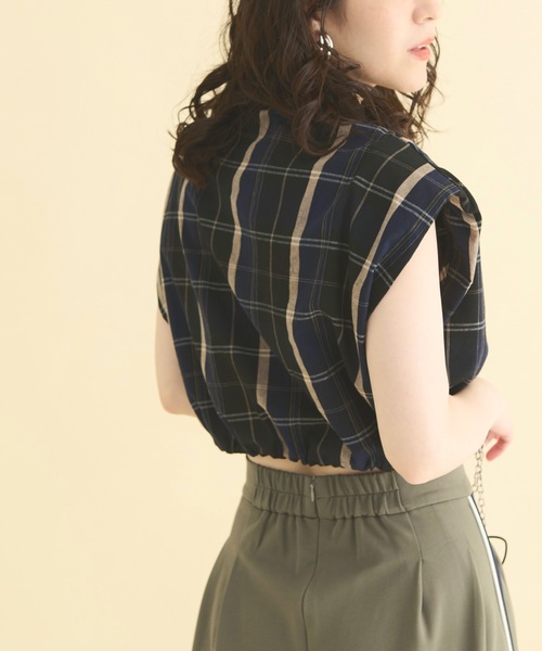 THE YOn（ザヨン）の「ショルダーパットスリーブドロストヘムチェックシャツ（シャツ/ブラウス・レディース・ベージュ/ネイビー・FREE）」の16枚目の写真