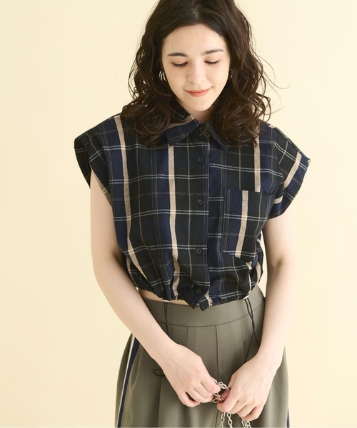 THE YOn（ザヨン）の「ショルダーパットスリーブドロストヘムチェックシャツ（シャツ/ブラウス・レディース・ベージュ/ネイビー・FREE）」の3枚目の写真