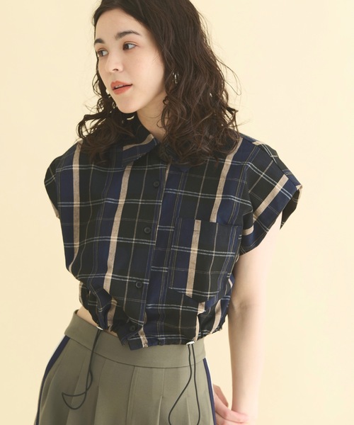 THE YOn（ザヨン）の「ショルダーパットスリーブドロストヘムチェックシャツ（シャツ/ブラウス・レディース・ベージュ/ネイビー・FREE）」の4枚目の写真