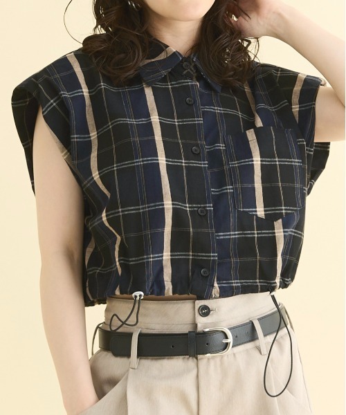 THE YOn（ザヨン）の「ショルダーパットスリーブドロストヘムチェックシャツ（シャツ/ブラウス・レディース・ベージュ/ネイビー・FREE）」の5枚目の写真