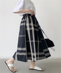 表情豊かなチェック柄スカート