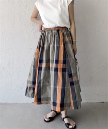 表情豊かなチェック柄スカート