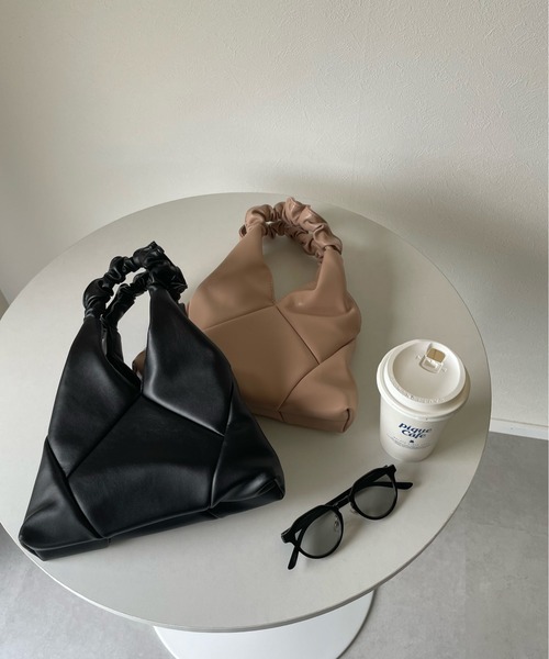 y/m by misato(イムバイミサト)の「トライアングルBAG(ショルダーバッグ・レディース・ブラック/ベージュ・FREE)」の11枚目の写真