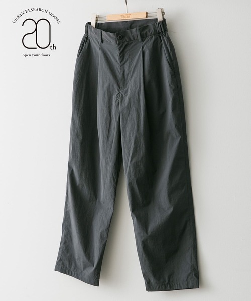 URBAN RESEARCH DOORS（アーバンリサーチドアーズ）の「『安井達郎×DOORS』ナイロンストレッチイージートラウザー（その他パンツ・メンズ・チャコールグレー/ブラウン・MEDIUM/LARGE）」の2枚目の写真