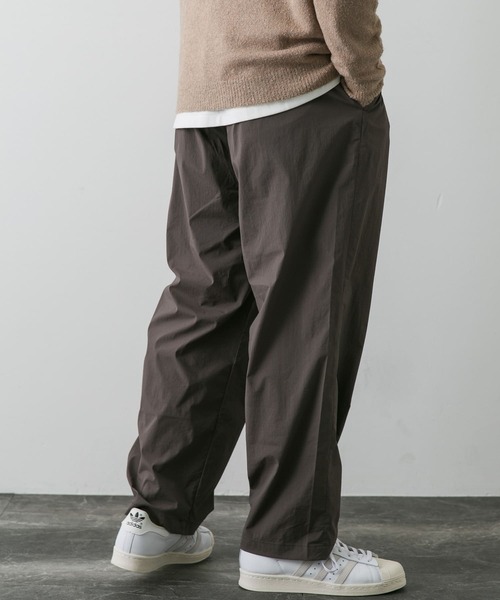 URBAN RESEARCH DOORS（アーバンリサーチドアーズ）の「『安井達郎×DOORS』ナイロンストレッチイージートラウザー（その他パンツ・メンズ・チャコールグレー/ブラウン・MEDIUM/LARGE）」の17枚目の写真