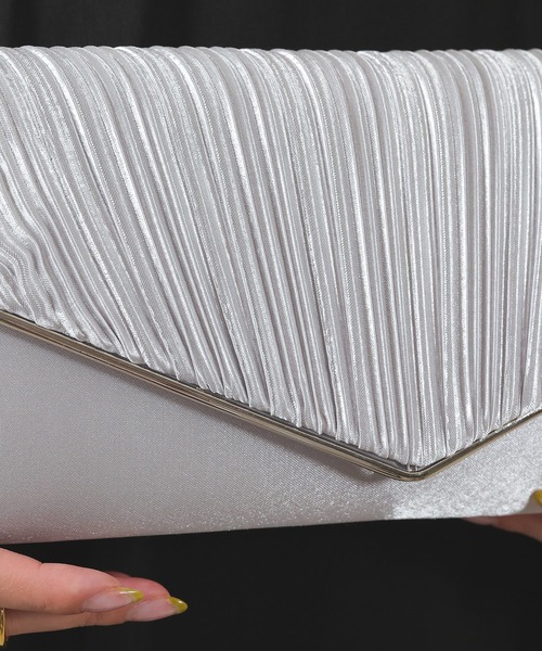 Kana（カナ）の「メタル プリーツ 2WAY クラッチ バック パーティー 結婚式 お呼ばれ オケージョン（クラッチバッグ・レディース・ベージュ/シルバー/ブラック・フリー）」の12枚目の写真