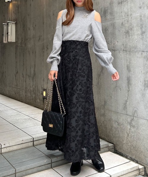 INGNI(イング)の「肩開きブローチ付ニット(ニット/セーター・レディース・アイボリー/ブラック/グレー/ピンク・M)」の21枚目の写真