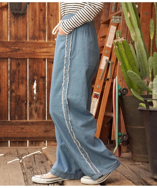 anap mimpi(アナップミンピ)の「サイドフリンジ ユッタリ ワイド ラフ パンツ(デニムパンツ・レディース・ライトブルー・FREE)」の2枚目の写真