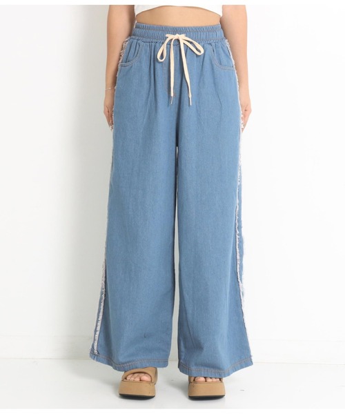 anap mimpi(アナップミンピ)の「サイドフリンジ ユッタリ ワイド ラフ パンツ(デニムパンツ・レディース・ライトブルー・FREE)」の7枚目の写真