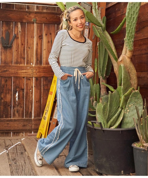 anap mimpi(アナップミンピ)の「サイドフリンジ ユッタリ ワイド ラフ パンツ(デニムパンツ・レディース・ライトブルー・FREE)」の3枚目の写真