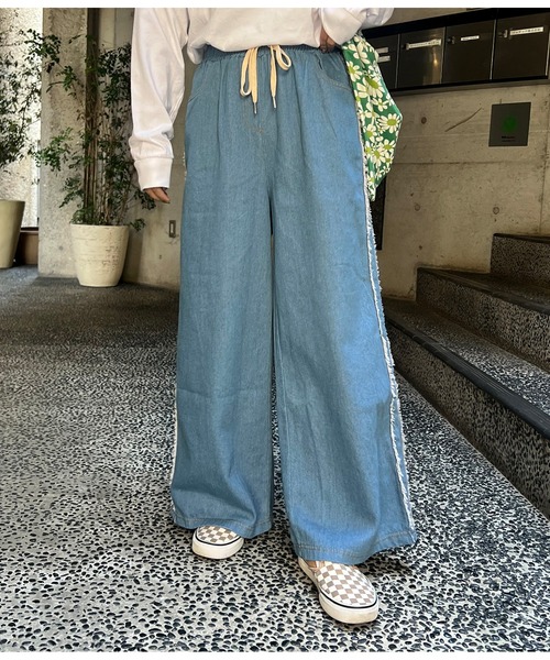 anap mimpi(アナップミンピ)の「サイドフリンジ ユッタリ ワイド ラフ パンツ(デニムパンツ・レディース・ライトブルー・FREE)」の12枚目の写真