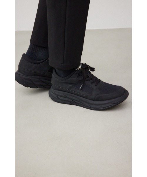 AZUL by moussy（アズールバイマウジー）の「ロゴプレートスニーカー（スニーカー・メンズ・ブラック/グレー・MEDIUM/LARGE）」の3枚目の写真