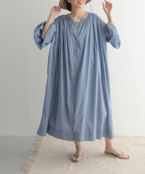 URBAN RESEARCH DOORS（アーバンリサーチドアーズ）の「コットンボイルギャザーワンピース（ワンピース・レディース・ブルー/オフホワイト/ブラック・MEDIUM/SMALL）」の5枚目の写真