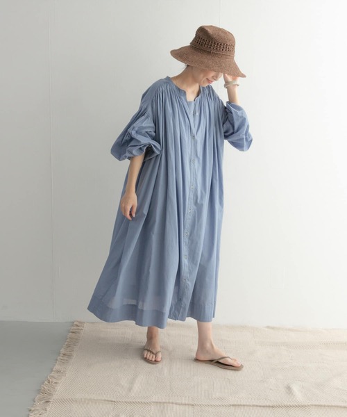 URBAN RESEARCH DOORS（アーバンリサーチドアーズ）の「コットンボイルギャザーワンピース（ワンピース・レディース・ブルー/オフホワイト/ブラック・MEDIUM/SMALL）」の7枚目の写真