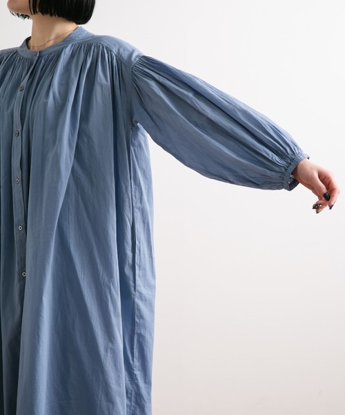 URBAN RESEARCH DOORS（アーバンリサーチドアーズ）の「コットンボイルギャザーワンピース（ワンピース・レディース・ブルー/オフホワイト/ブラック・MEDIUM/SMALL）」の10枚目の写真