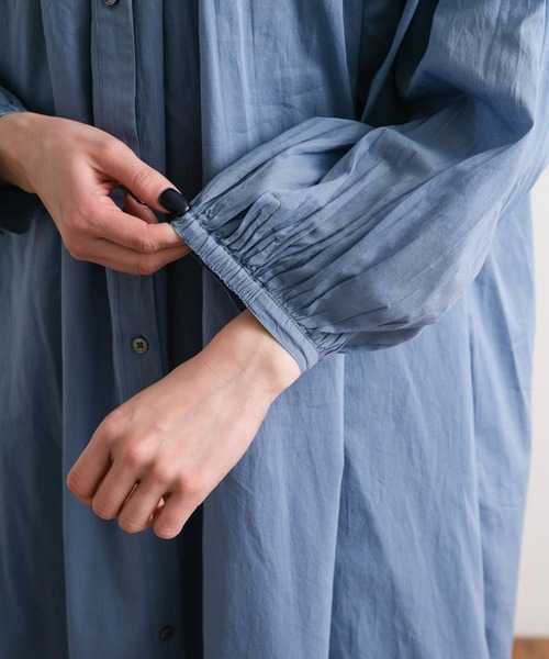 URBAN RESEARCH DOORS（アーバンリサーチドアーズ）の「コットンボイルギャザーワンピース（ワンピース・レディース・ブルー/オフホワイト/ブラック・MEDIUM/SMALL）」の11枚目の写真