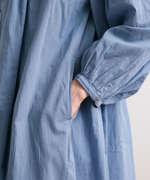 URBAN RESEARCH DOORS（アーバンリサーチドアーズ）の「コットンボイルギャザーワンピース（ワンピース・レディース・ブルー/オフホワイト/ブラック・MEDIUM/SMALL）」の12枚目の写真