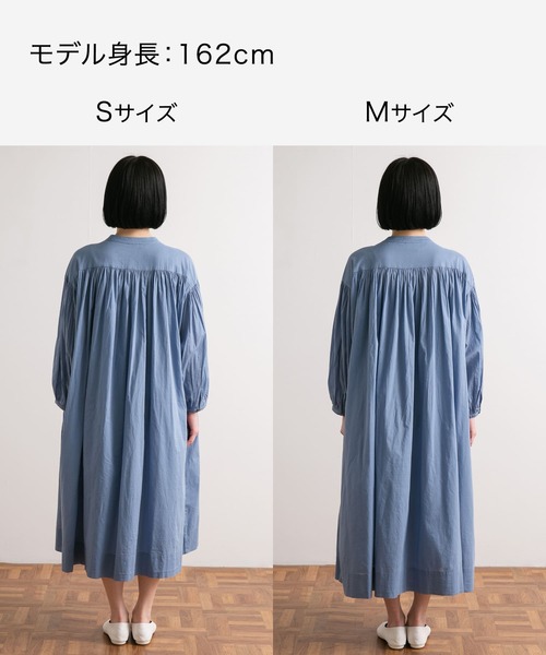 URBAN RESEARCH DOORS（アーバンリサーチドアーズ）の「コットンボイルギャザーワンピース（ワンピース・レディース・ブルー/オフホワイト/ブラック・MEDIUM/SMALL）」の15枚目の写真